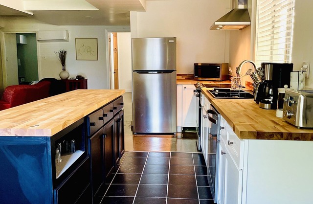 Contemporary Garden Apartment. Close to Downtown.