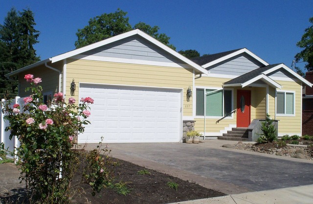 Contemporary Home Near Linfield, Near Historic Downtown