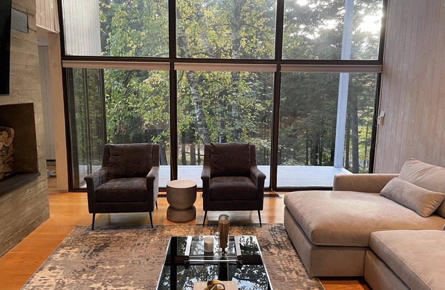 Contemporary home with pool and tennis court, 3 mins from Sugarbush