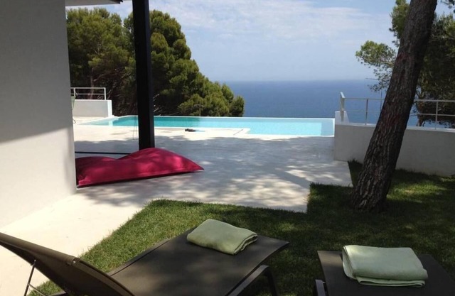 Contemporary house with a splendid sea view and fiber