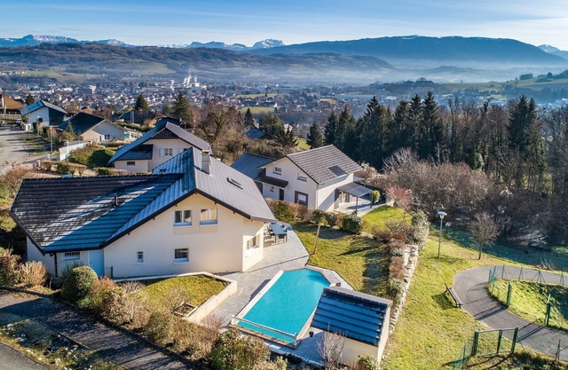 Contemporary house with pool between Lake Annecy and Aix les Bains