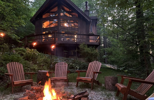 Contemporary lodge tucked in serene woods, yet minutes to Cornell, IC & downtown