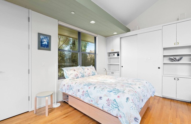 Contemporary Studio in Seabright, near Santa Cruz beaches and downtown