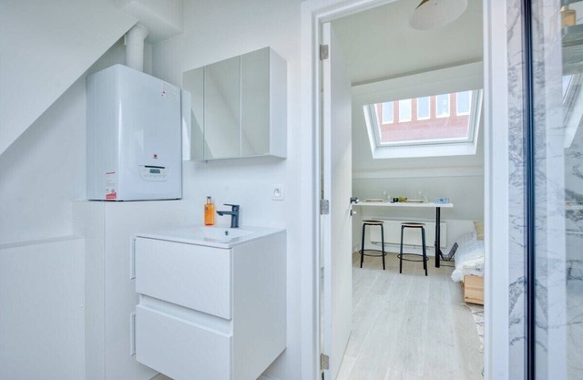 Contemporary Studio with Easy City Access