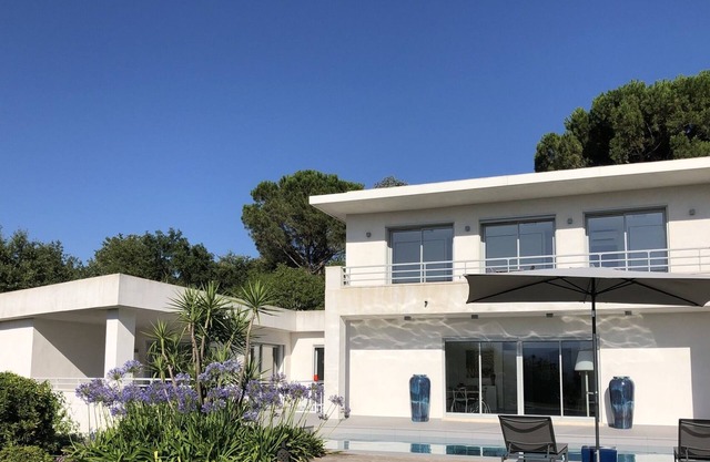 CONTEMPORARY VILLA AT 12 KMS FROM SAINT-TROPEZ