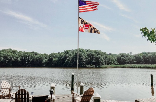 Contemporary waterfront house with private dock & kayaks!