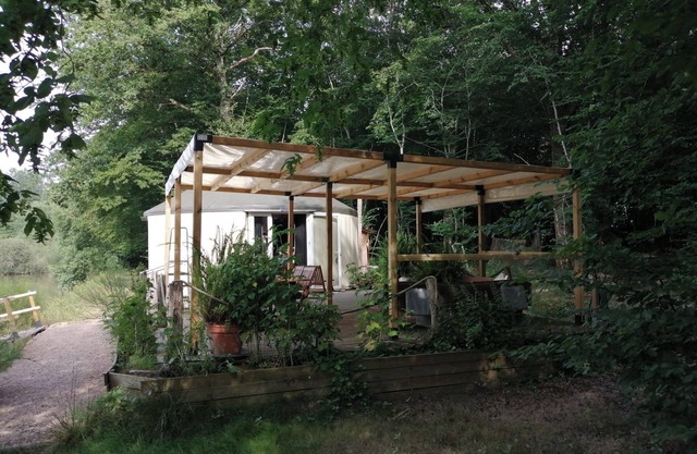 Contemporary yurt on the edge of a pond (fishing) ALL NEW