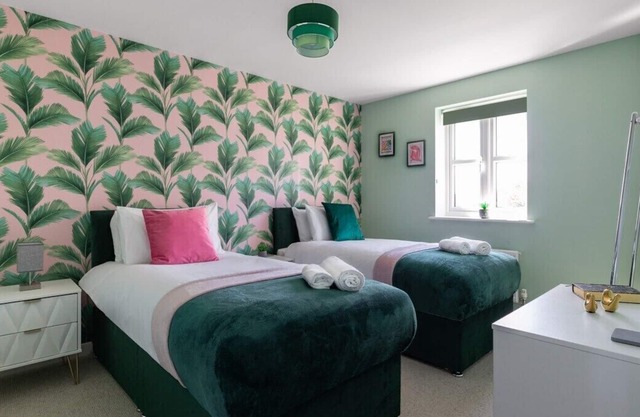 Contractors dream home with parking - Sleeps 7