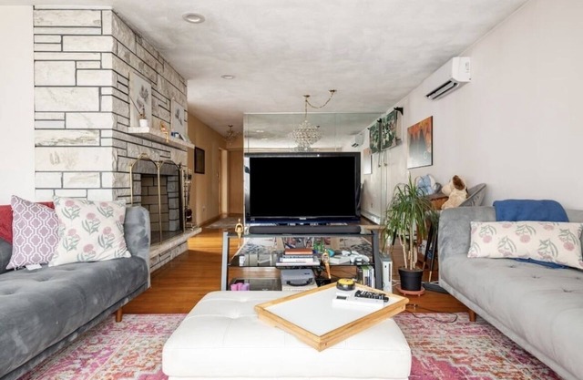 Convenience at Conant! Home Away From Home For 5-8 guests!