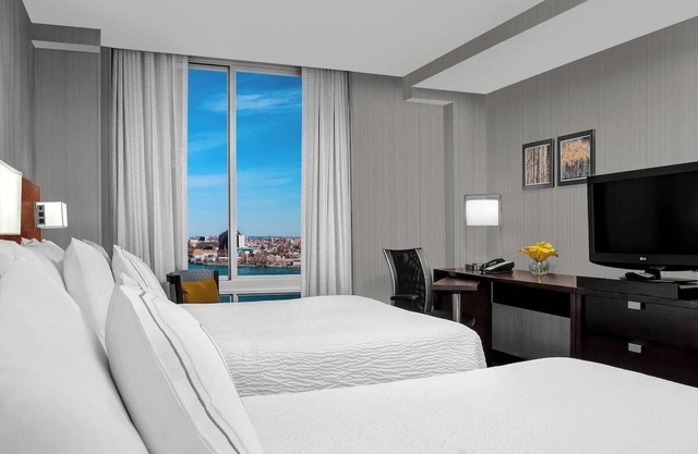 Convenient 2 Queen Beds Room for Exploring Culture & Adventure! Onsite Parking!