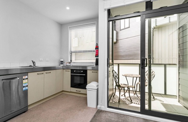 Convenient 3-Bed Townhouse with Garage Parking