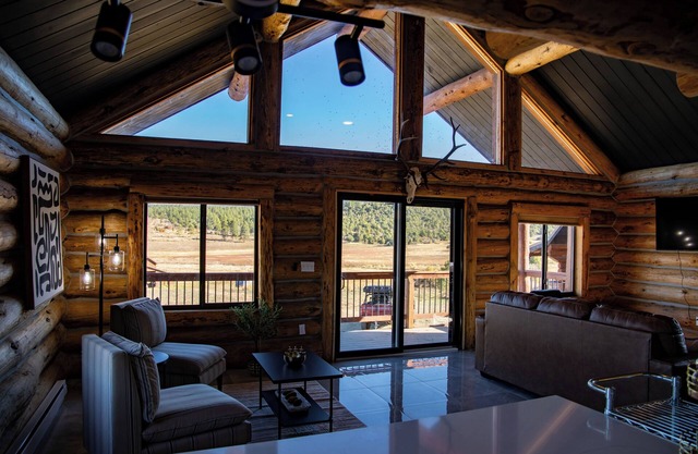 Convenient and Peaceful 1-bedroom cabin on a ranch in Mancos with WiFi.