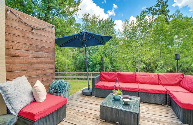 Convenient Bryan Townhome w/Patio < 3 Mi to A&M!