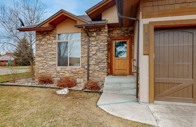 Convenient condo with fireplace & WiFi - walk to rec center pool, tennis & town