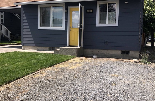 Convenient & Cozy Cottage On Newport Near River, Downtown & Drake Park