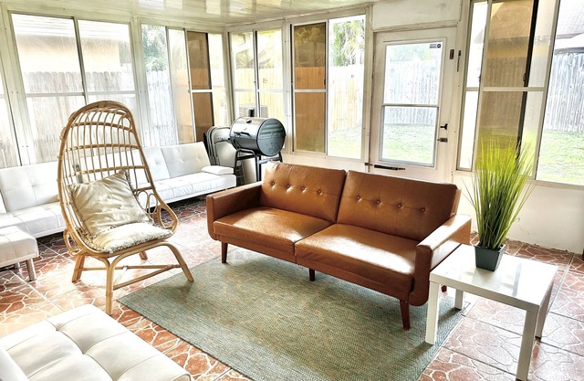 Convenient & Cozy Orlando home-15 Minutes from Disney. Convention Center 8 miles