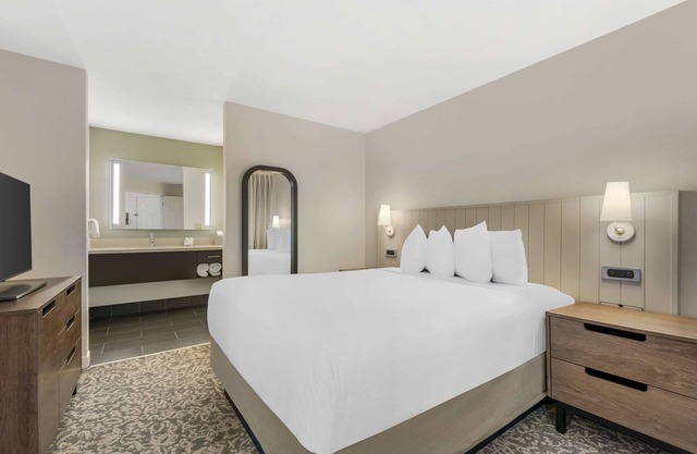 Convenient Location! 3 Relaxing Units, Kitchen, Pet-Friendly, Onsite Parking