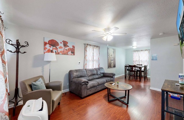 Convenient One bedroom with king bed near DIA