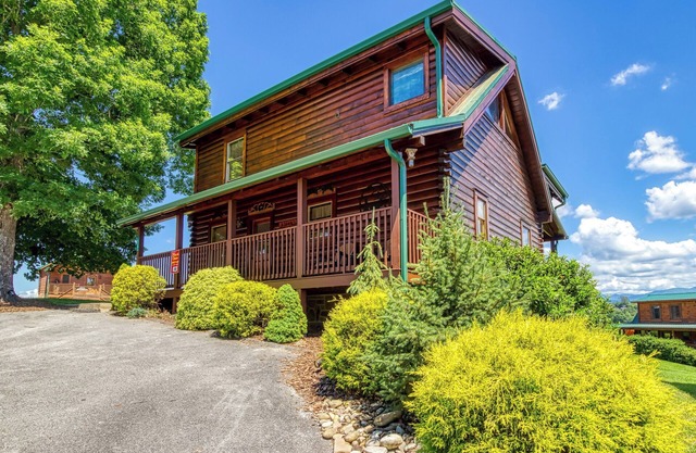 Convenient Pigeon Forge Cabin-Swimming Pool Access- Internet- Gametable