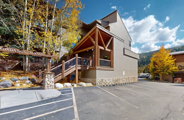 Conveniently Located Condo with Shared Pool, Hot Tub - Walk to Slopes