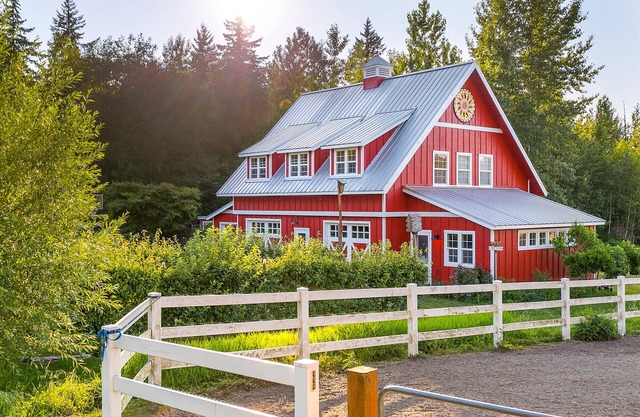 Conveniently Located Loft In A Country Setting