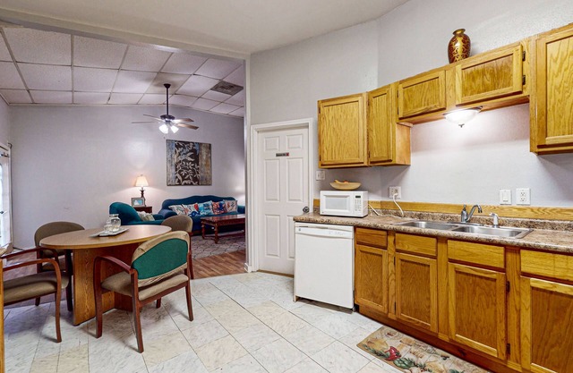 Conveniently located home with full kitchen - near the ocean