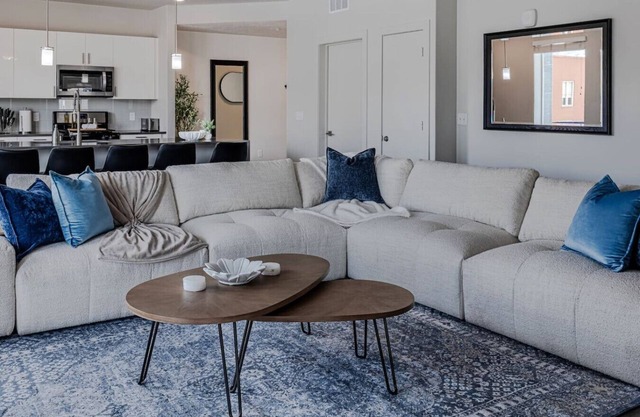 Convention Ctr! Spacious 2BR/2BA-Spa,Pool,Gym,Pkg