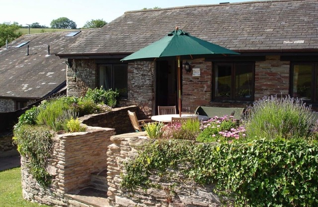 Converted barn. Shared pool, tennis, snooker, games, golf, grounds. South Devon