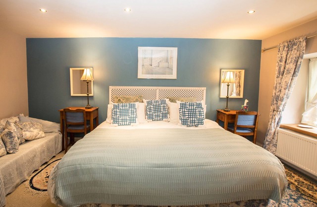 Converted stable mews cottage with kingsize bed