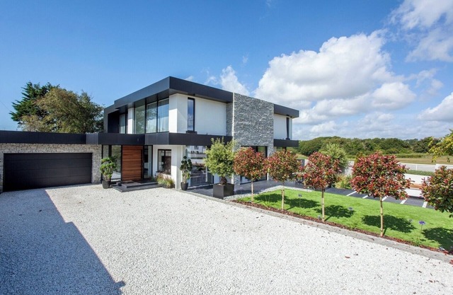Cooden Beach: 4BD Retreat with Pool and Cinema