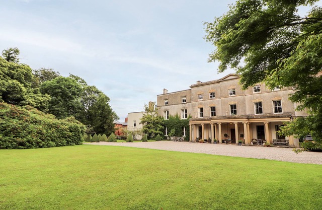 COOK'S FLAT, character holiday cottage in Cefn Park Estate