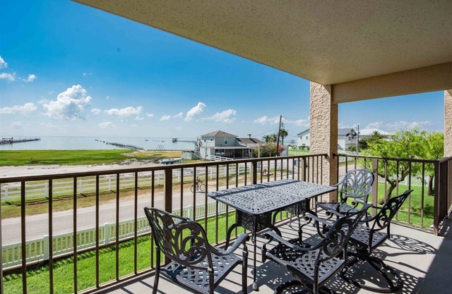 Cool Runnings | Water Views + Access to Hot Tub!