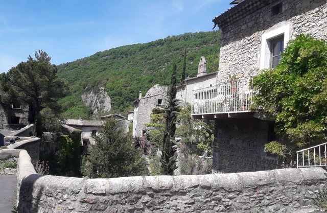 Cool village house, close to nature, quiet, terrace not overlooked.