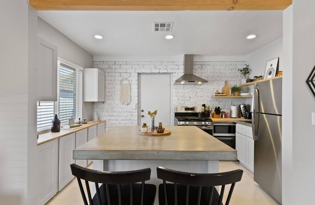 Cool, Work & Pet Friendly, 1Bed Near Downtown PHX