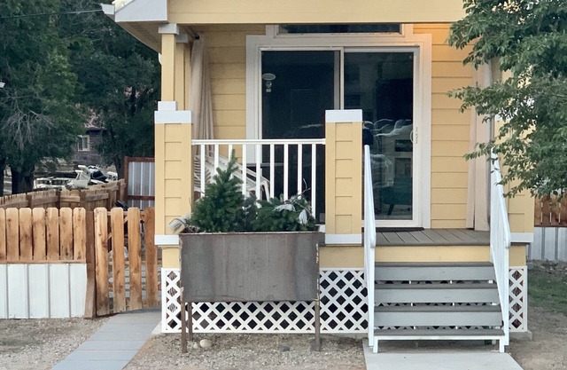 Coolest Tiny House in Salida! Little Wren has full sized amenities, pet friendly