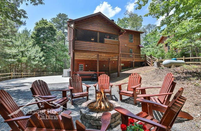 Coosawattee River Resort, 4/3.5 pet friendly, small fenced yard, hot tub,