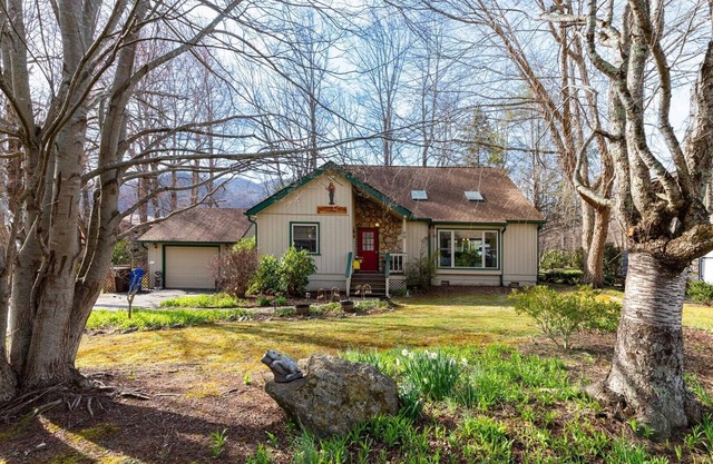Copper Lady Cottage - Creekside 3 BR, 2BA, Hot Tub, Firepit