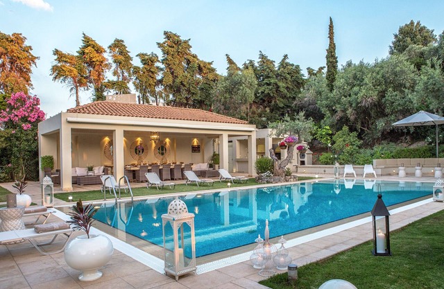 Coral Villa- 4 bedroom Villa-next the beach-with Sharing Swimming Pool