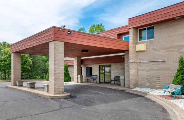 Coratel Inn and Suites By Jasper Riverfalls - Standard 1 King Bed Non Smoking