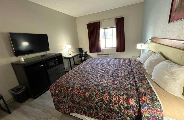 Coratel Inn & Suites by Jasper Wesley-Standard 1 King Bed Non-Smoking