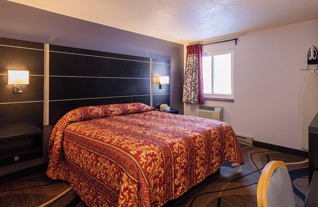 Coratel Inn & Suites by Jasper Hastings - 1 King Bed Non Smoking
