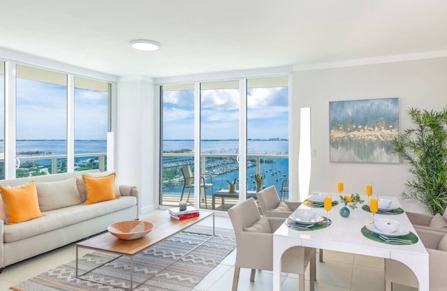 Corner Apartment, Wrap-around Balcony Facing the Sea. FREE Parking, Pool, Gym