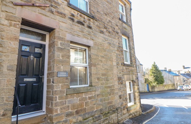 CORNER COTTAGE, pet friendly in Tideswell