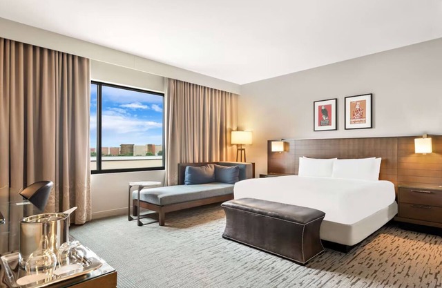 Corner King Room | Rooftop Lounge, Free Parking, Near Hill Country Galleria