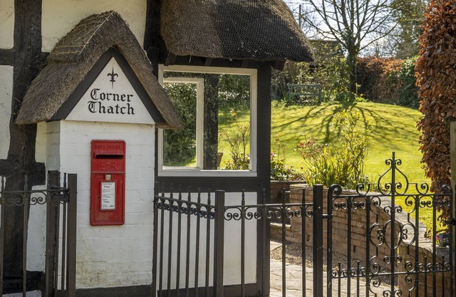 Corner Thatch - a charming cottage that sleeps 4 guests in 2 bedrooms