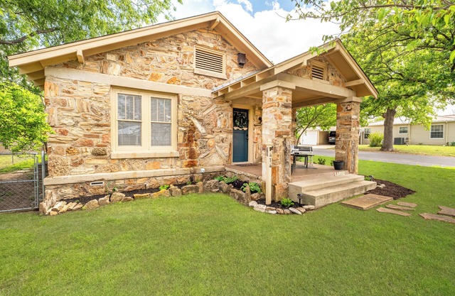 Cornerstone Cottage-Near Downtown-Pet Friendly