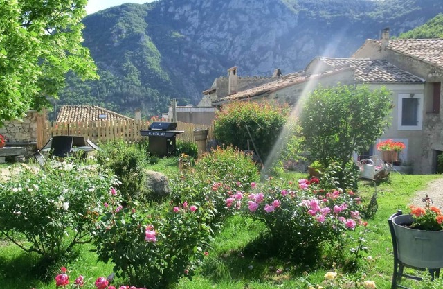 Cornillon Sur L Oule: Lodging in Provencal village house with garden