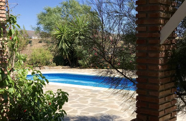 Cortijo La Madrugada, spacious house with pool and views of the valley