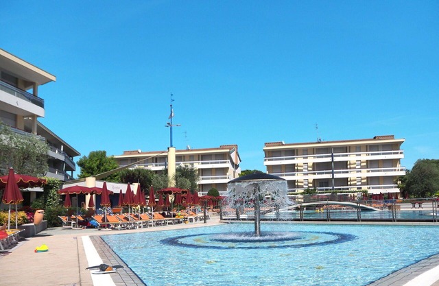 Cosy apartment for 6 people with pool, A/C, WIFI, TV and balcony