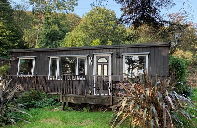 Cosey detached Chalet with wonderful Estuary and Mountain Views.